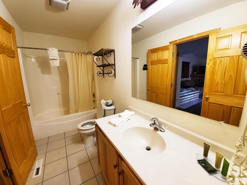 Grand Bear Resort At Starved Rock Utica Екстер'єр фото